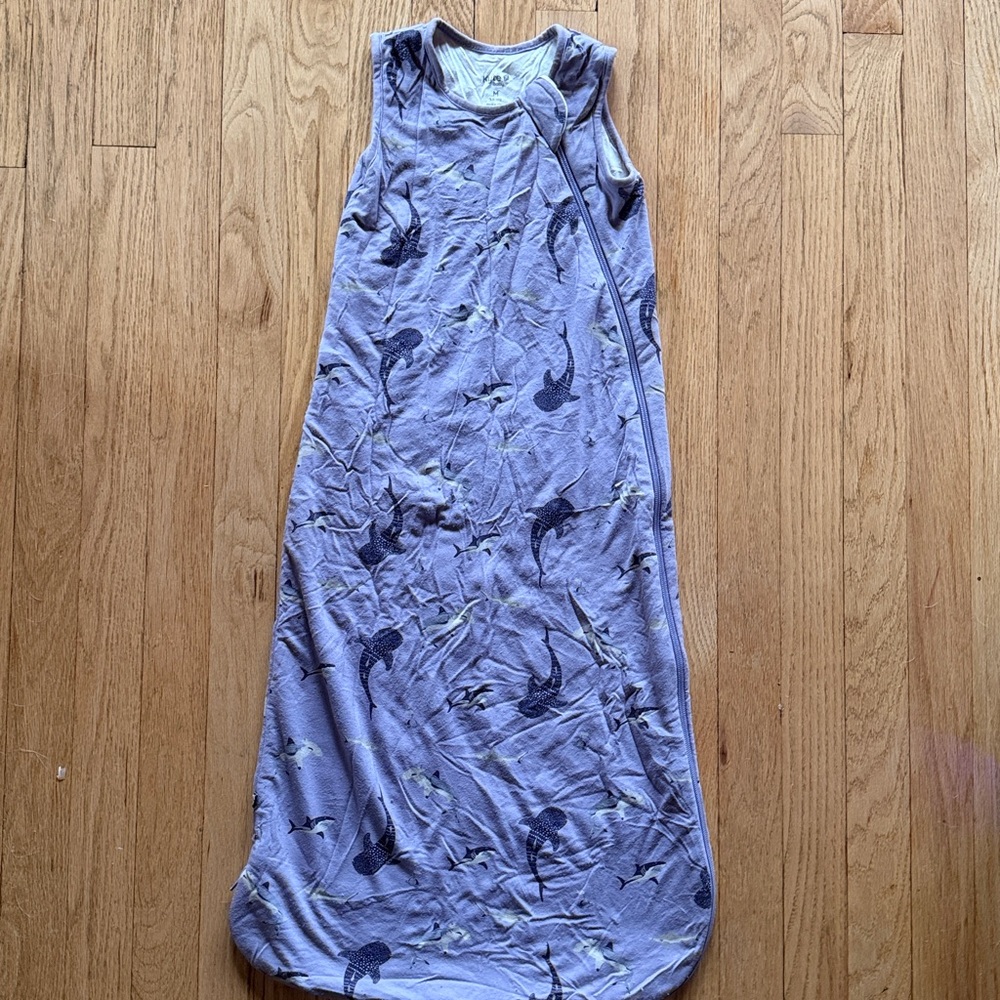 Kyte BABY Lavender Shark Print
Medium 
Tog 1